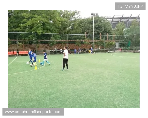 AC米兰青年队训练:体能与传球意识同步提升成为目标 AC米兰青年队训练:体能与传球意识同步提升成为目标