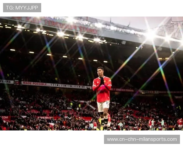 曼联反击中传中巧妙，拉什福德抢点见缝插针